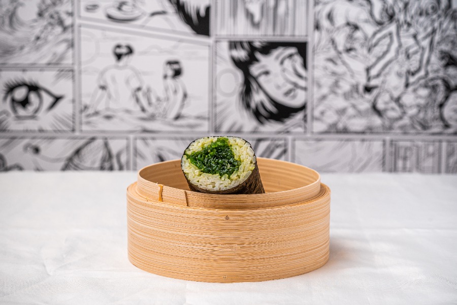 Seaweed salad (V) (GF) white rice sushi roll
